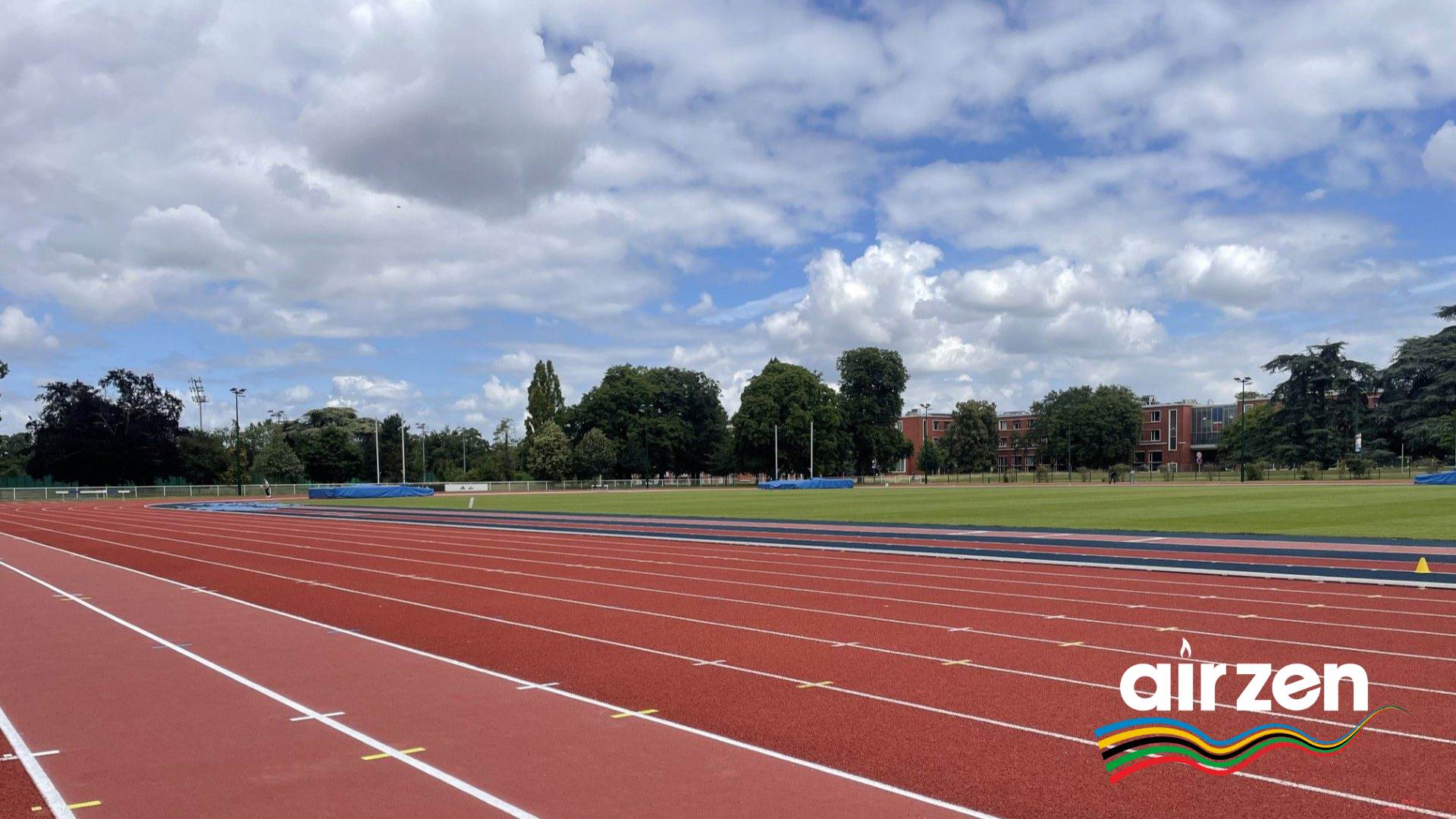 La piste d’athlétisme Marie-José Pérec est équipée de deux nouvelles pistes identiques à celles des Jeux Olympiques.