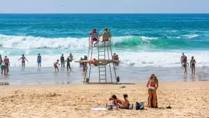 Une baignade surveillée sur une plage dans les Landes