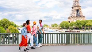 Un groupe marche près de la tour Eiffel, à Paris.