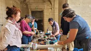 Des personnes assistent à un atelier lors du festival Décroissance