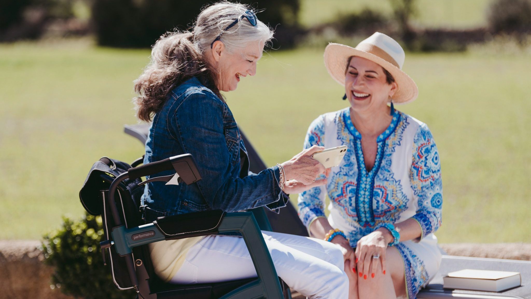 une personne en situation de handicap et son aidant