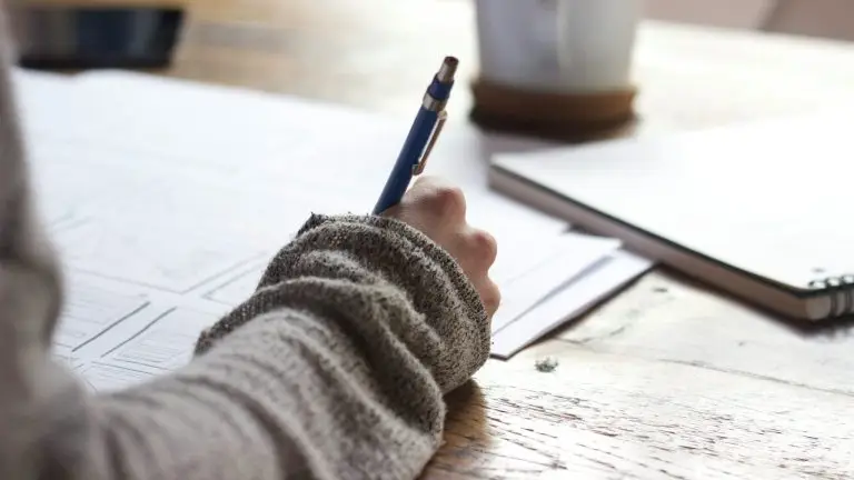 Femme qui écrit sur papier