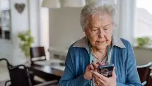 Une senior utilise son téléphone