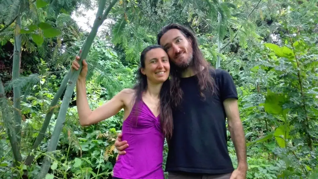 Daniel et Delphine Stickney dans leur forêt jardin