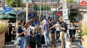 Des personnes sont débouts à La Cité Bleue, là où va se dérouler la première édition de Imagine Festival, dédié à l'entrepreneuriat à impact