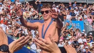 Léon Marchand devant la foule aux Jeux de Paris 2024.