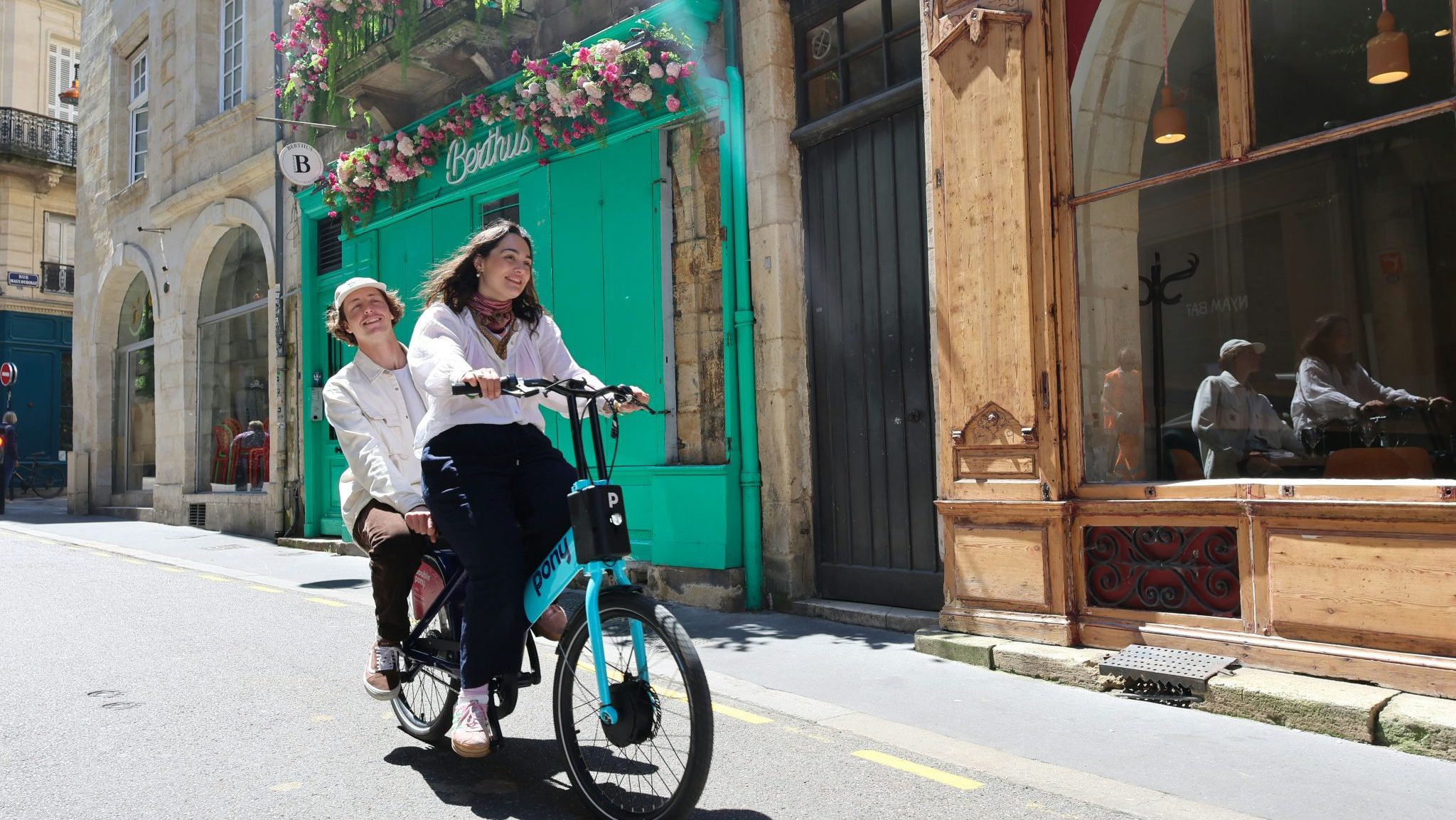 Deux femmes se promènent à vélo à Bordeaux