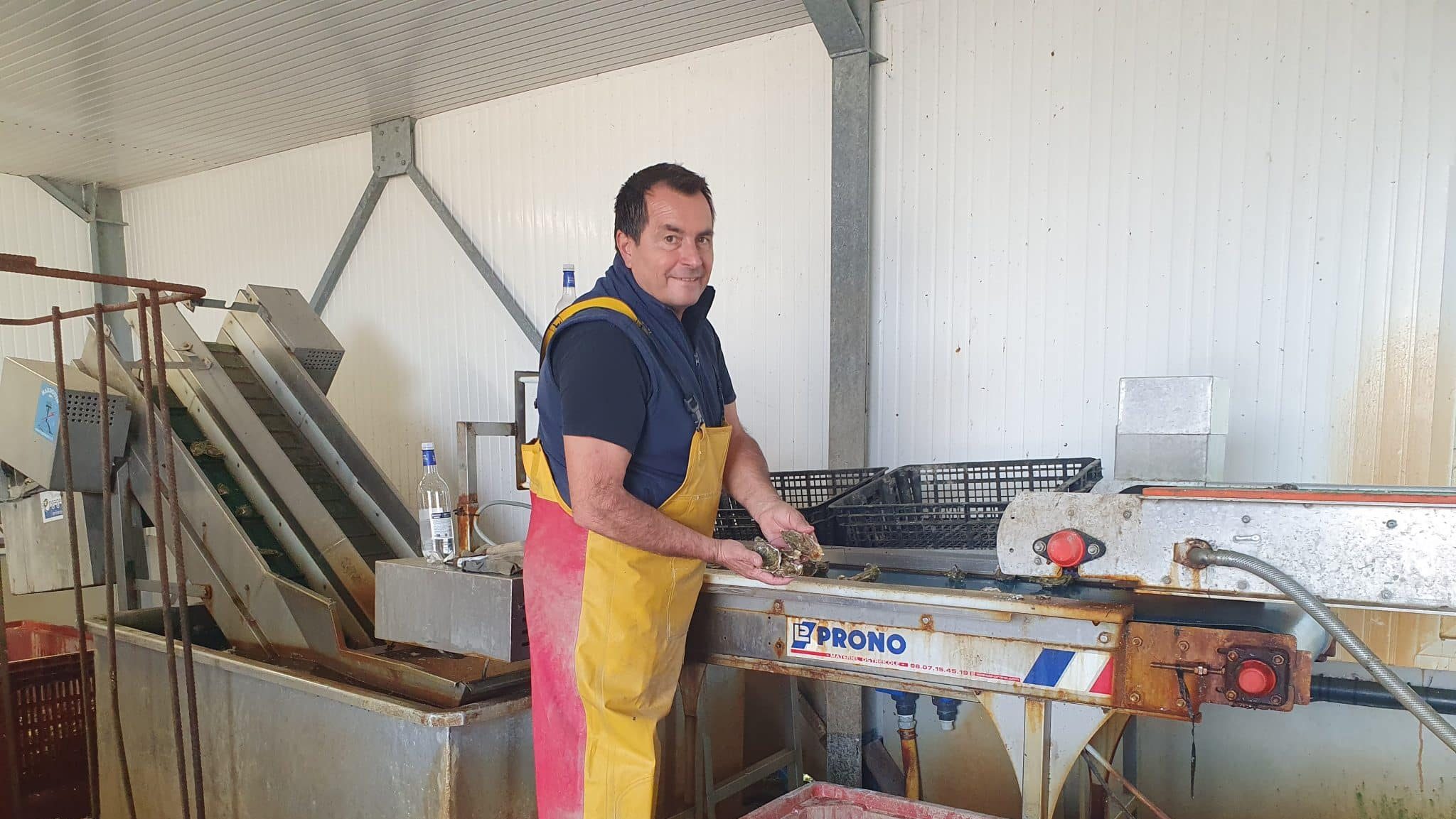 Laurent Bidart, ostréiculteur à Gujan-Mestras sur le Basin d'Arcachon. Il est en tenu de travail sur son lieu de production des huîtres.