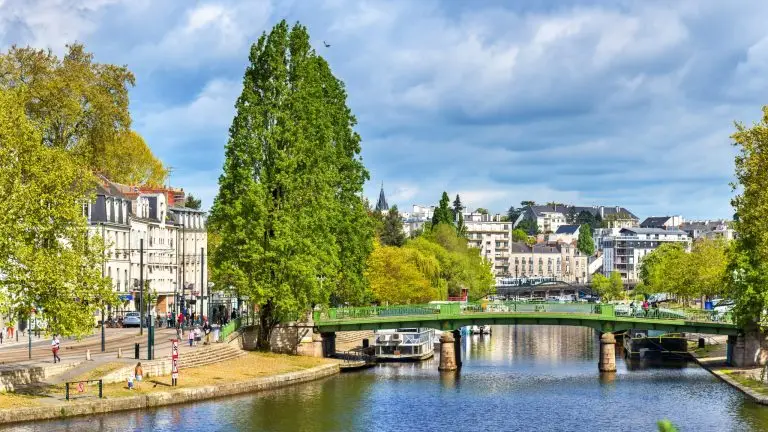 La ville de Nantes traversée par l'Erdre.