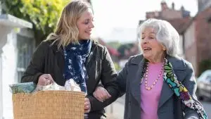 Deux femmes reviennent des courses.