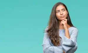 Une jeune femme a l'air pensif