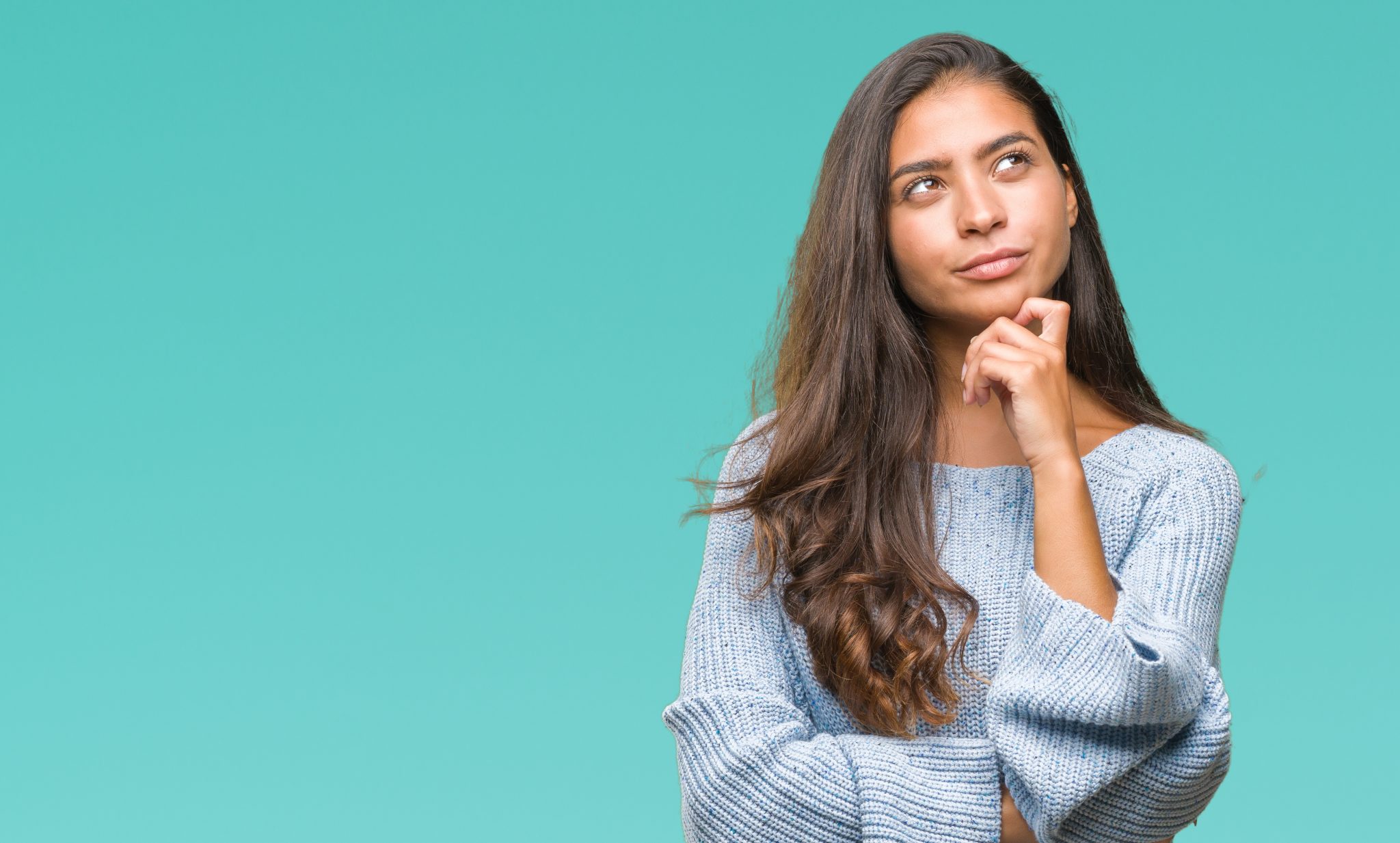 Une jeune femme a l'air pensif