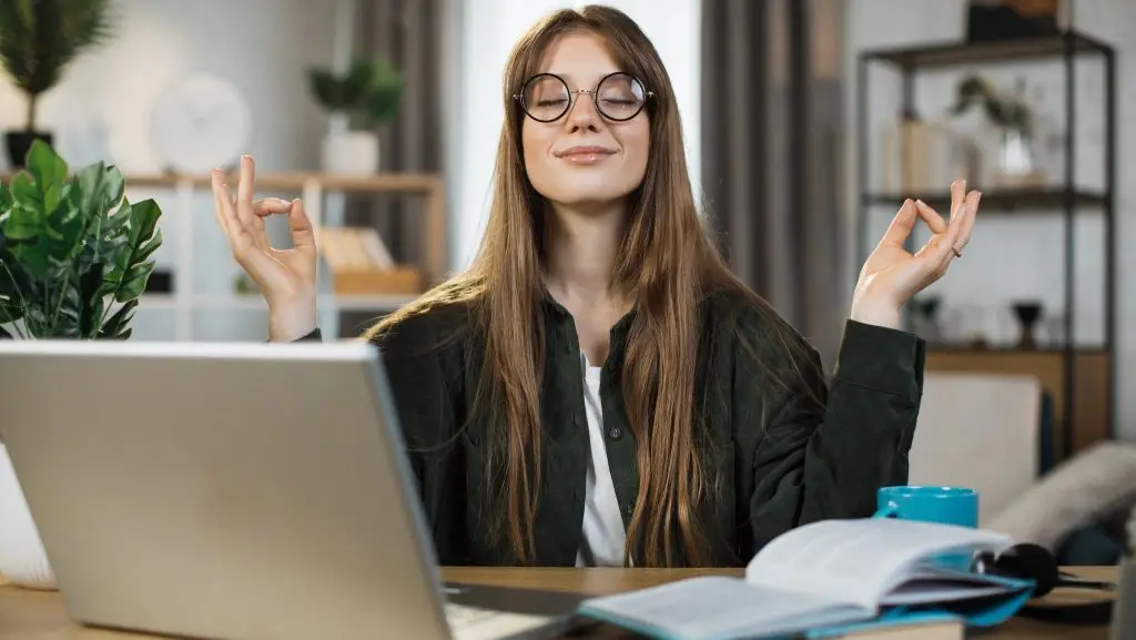 Une étudiante à son bureau zen