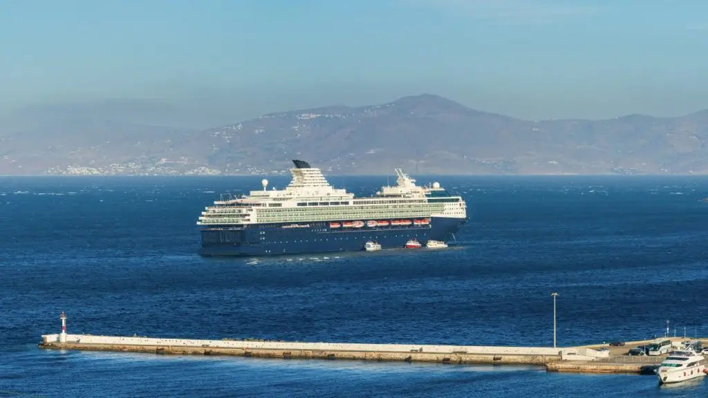 Un bateau de croisière au large des îles grecques