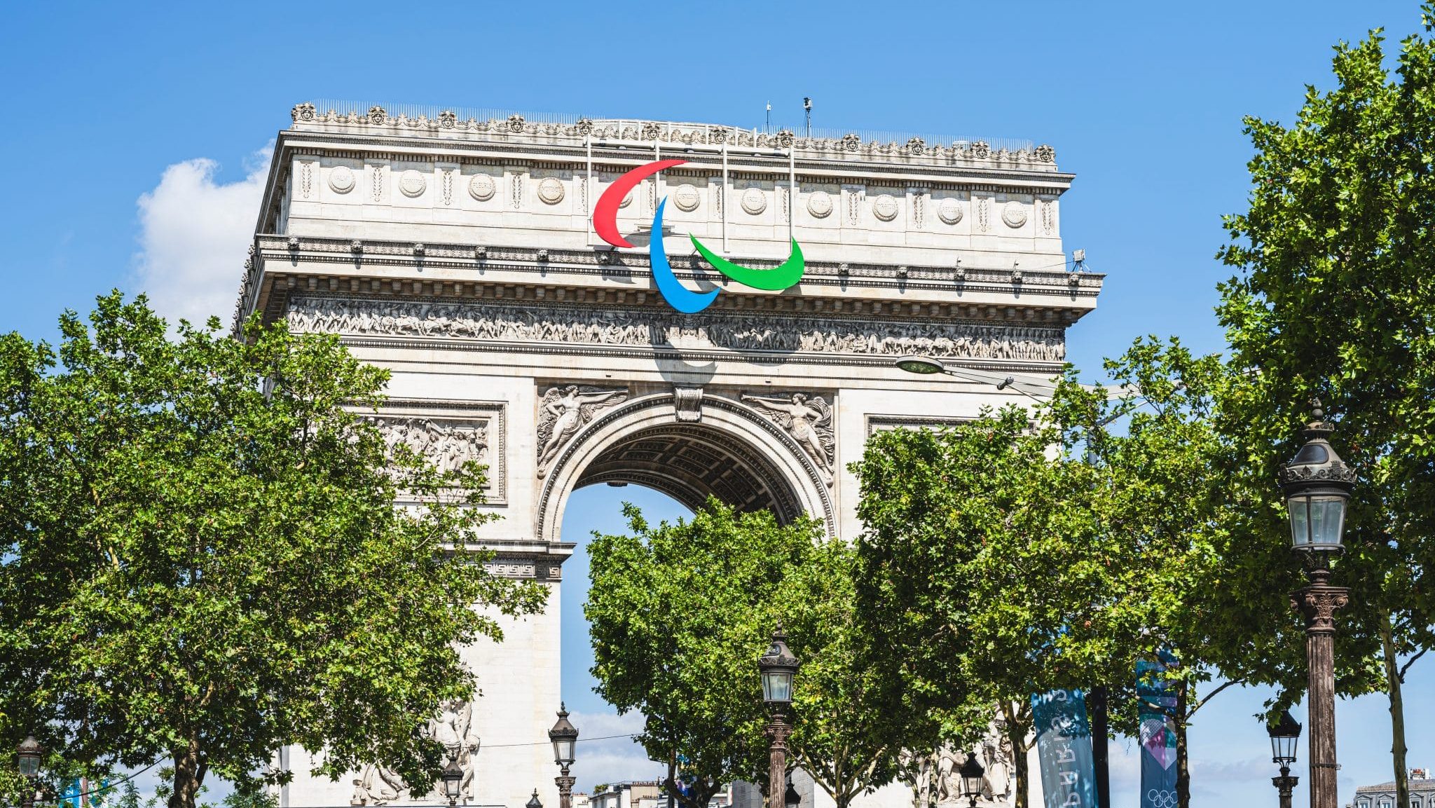 Logo des « agitos », trois vagues qui symbolisent les jeux paralympiques, sur l’arc de Triomphe à Paris, pour les jeux olympiques d’été Paris 2024.