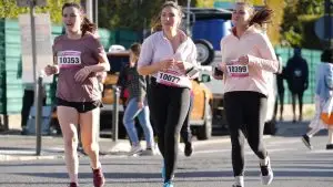 Trois jeunes filles participent à la course