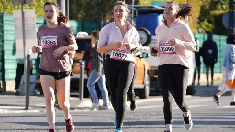 Trois jeunes filles participent à la course