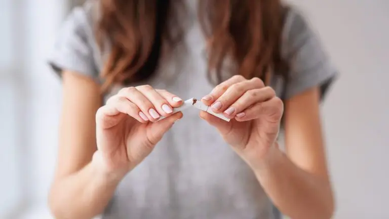 Une femme cassant une cigarette