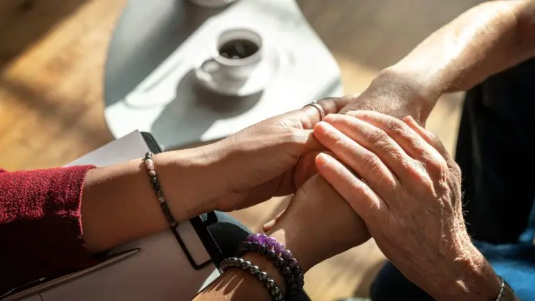 des personnes se tiennent par les mains