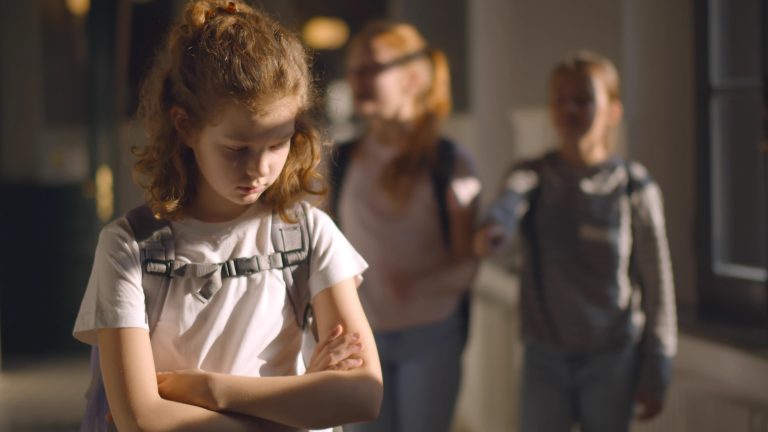 Un jeune fille est victime de harcèlement à l'école