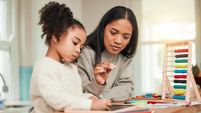 Une maman et sa fille font du coloriage