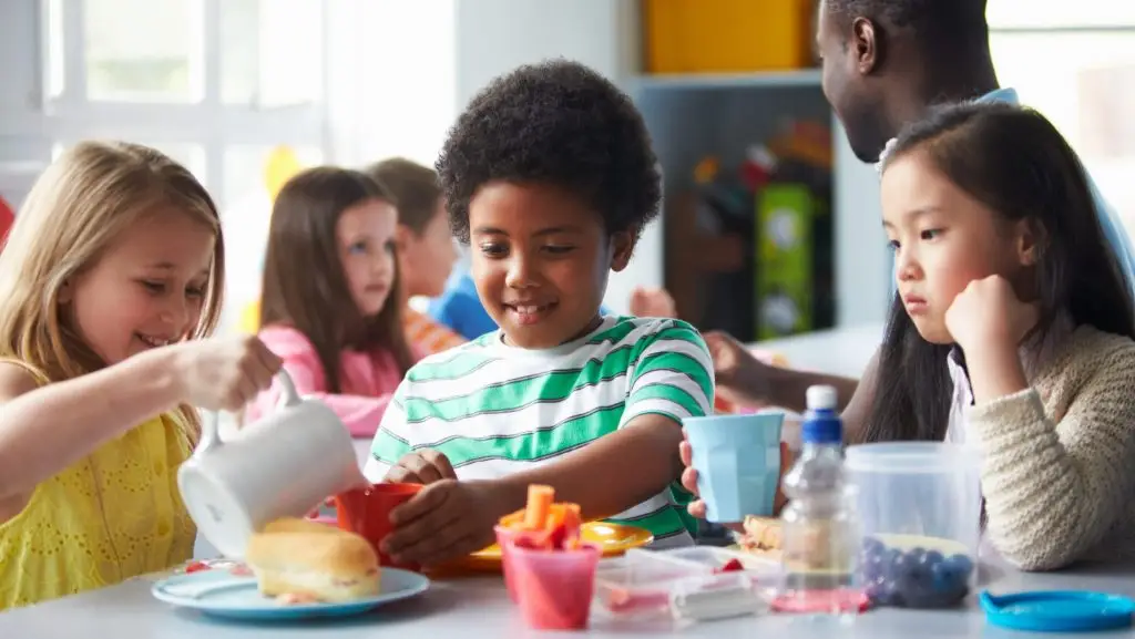 Des enfants déjeunent