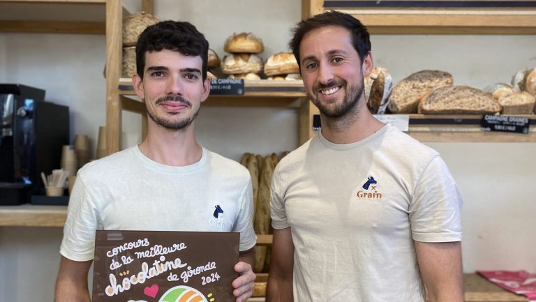 Les deux boulangers ayant gagnés le prix de la meilleure chocolatine