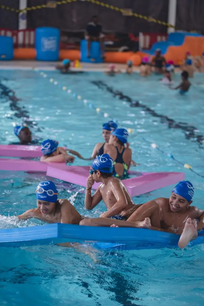 Des enfants dans le piscine du 20ème arrondissemetn de Paris, lors de l'opération "Comme un poisson dans l'eau".