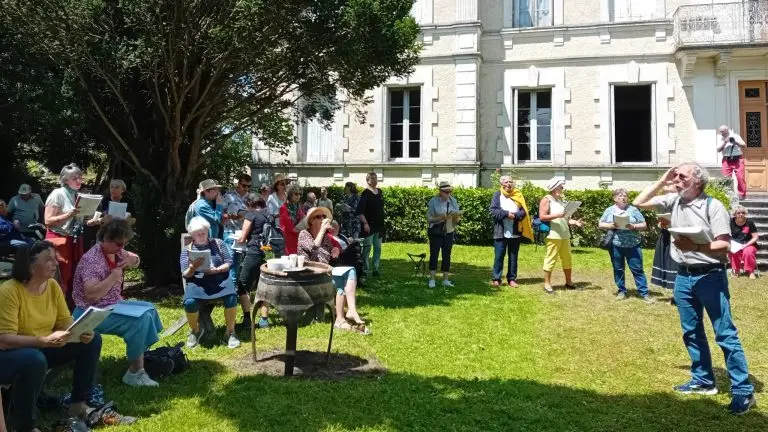 Des seniors sont assis devant la grande bâtisse qui va accueillir les habitats partagés de Valfontaine Village