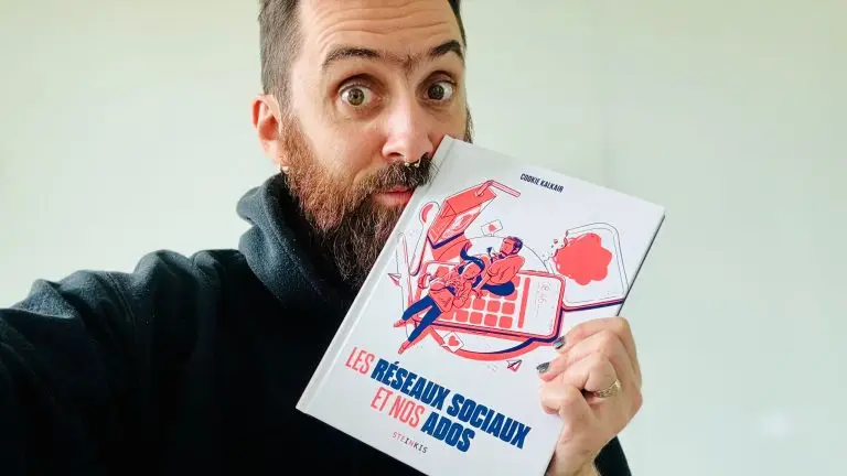 Cookie Kalkair nous montre la couvervture de sa BD "Les réseaux sociaux et nos ados"