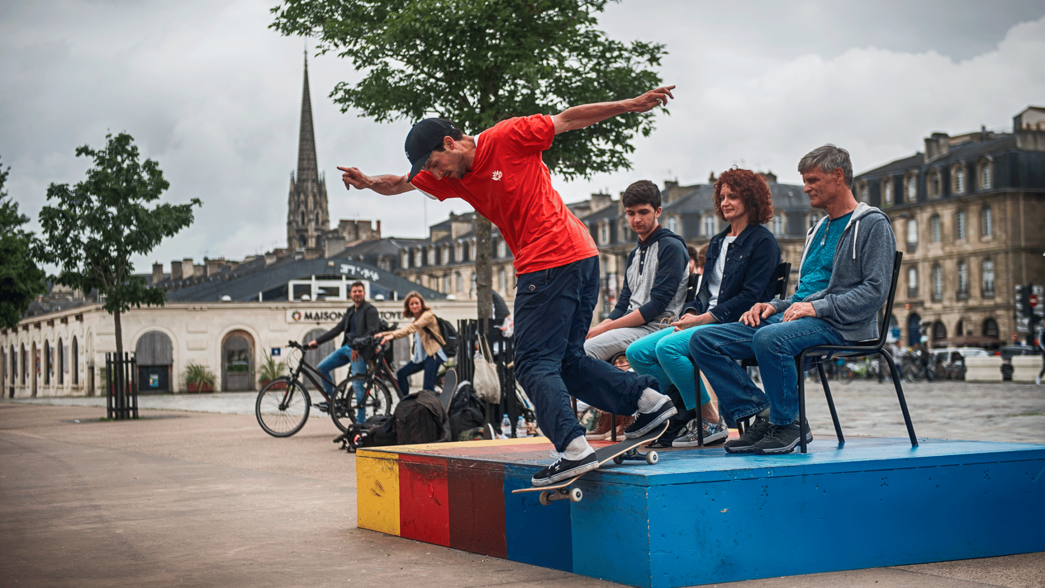 Léo Valls skateur pro fait une figure devant des gens