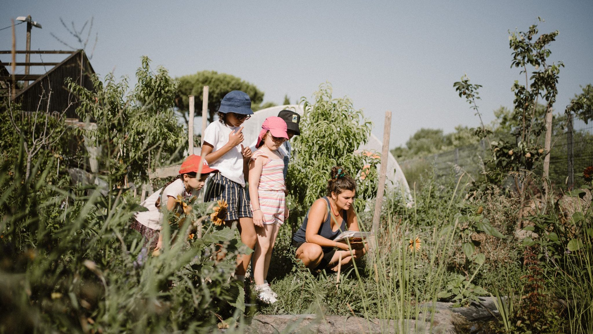 Sara et des enfants dans la ferme urbaine