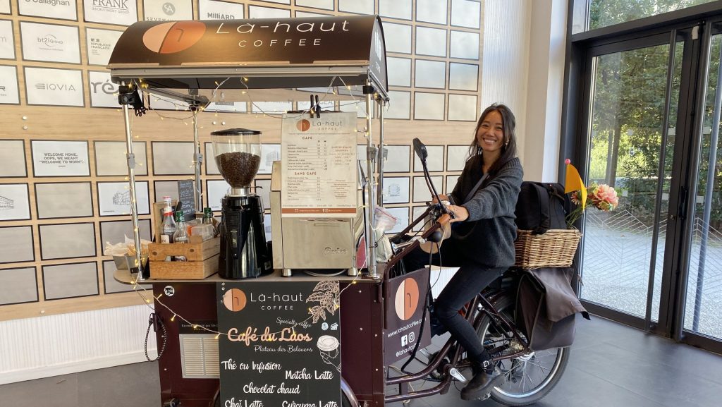 Nathalie Lao sur son triporteur à café