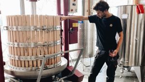 Maxime Rozé, fondateur de La Micro Winerie à Bordeaux.