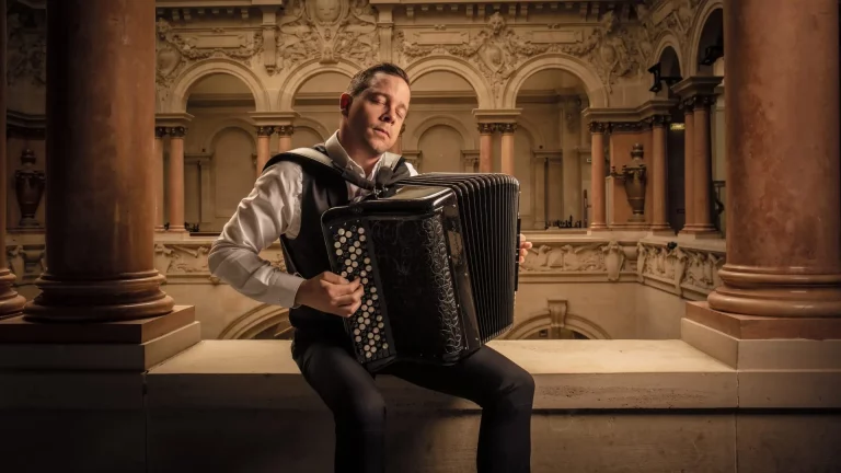 Yves Moulin fait résonner l’accordéon à l’international