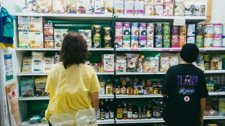 Un couple au supermarché