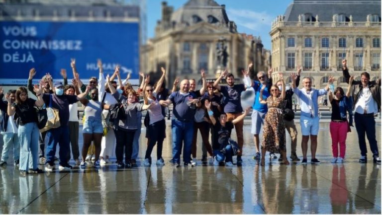 Les membres et les salariés de l'association Clubhouse Bordeaux sont à la place de la Bourse