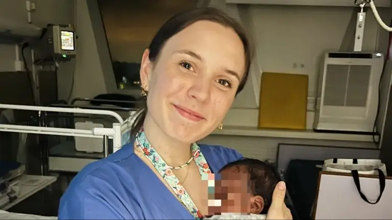 Manon, 23 ans avec un enfant dans le service de la réanimation néonatale