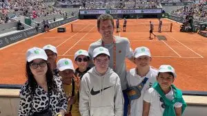 Des enfants de l'association Du Sport et plus à Roland Garros