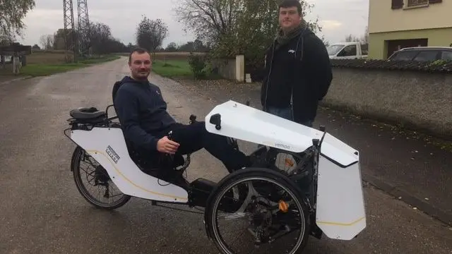 Un véhicule entre vélo et voiture pour les trajets en milieu rural