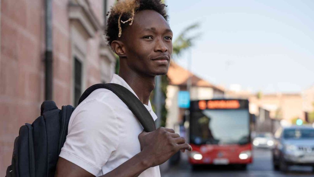 Un jeune homme attend le bus