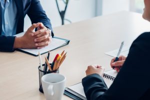 Deux personns en entretien d'embauche