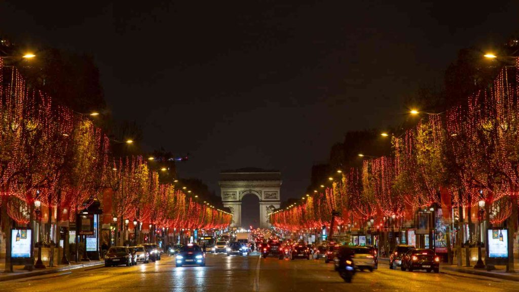 Les Champs-Élysées illuminés.