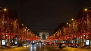 Les Champs-Élysées illuminés.