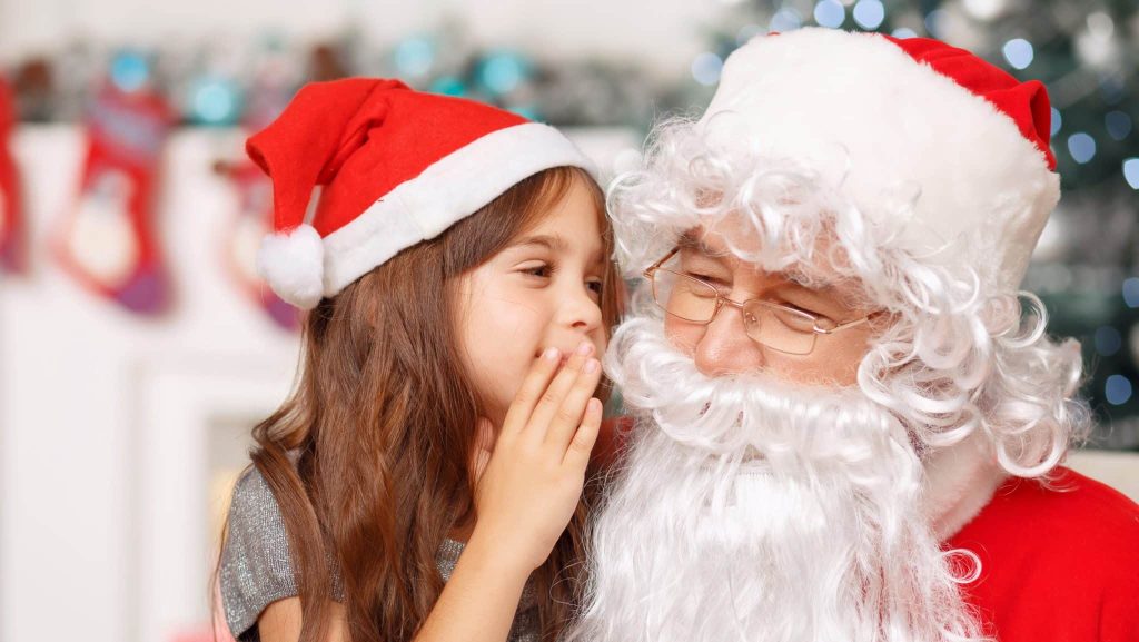 Le Père Noël et une petite fille