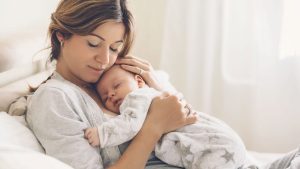 Une jeune maman et son bébé