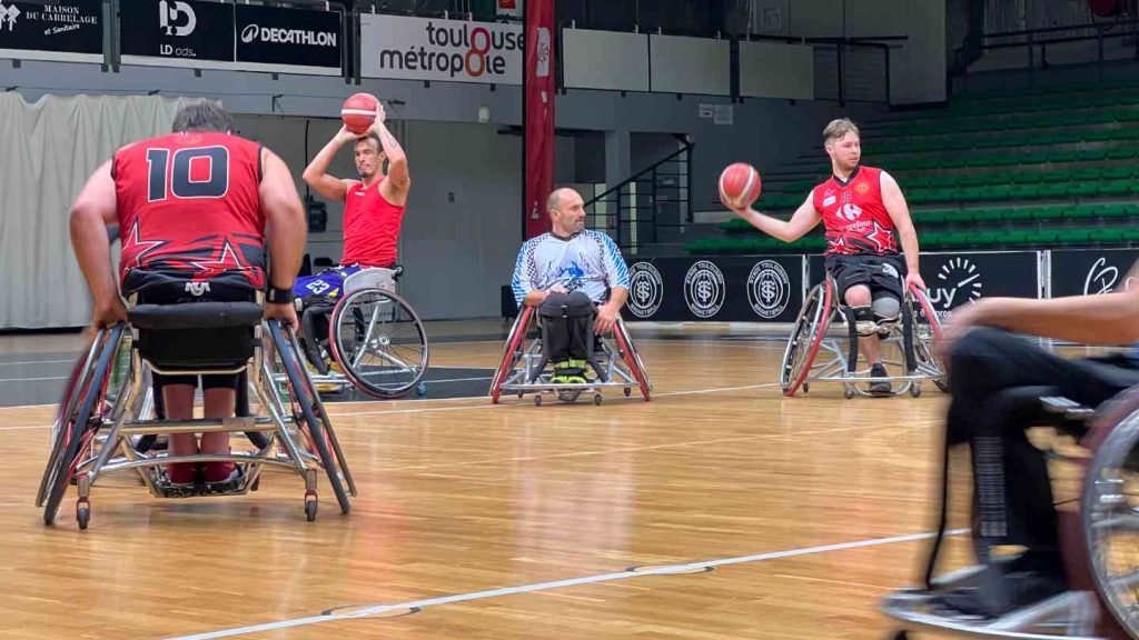 à l'entraînement de basket-fauteuil au Toulouse Iron Club