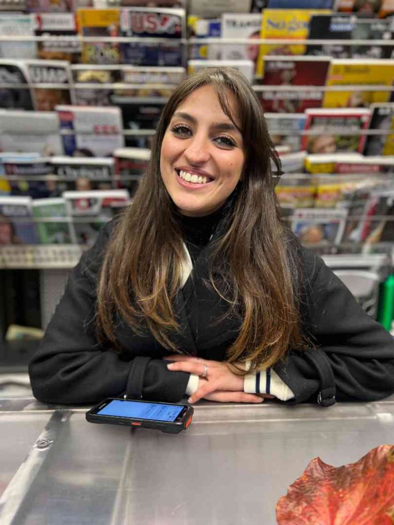 Valentina, la plus jeune kiosquière de France.