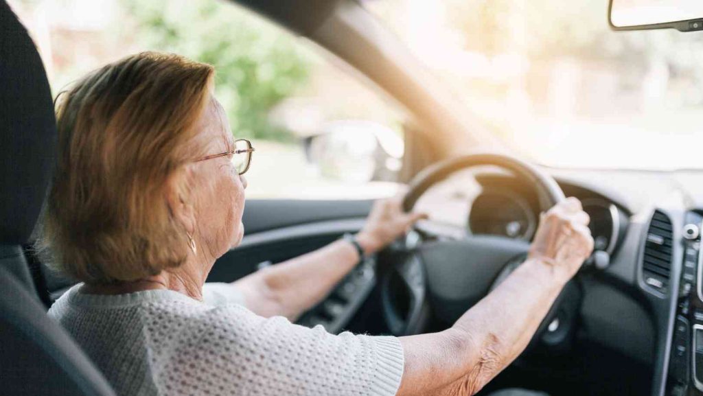 Une personne âgée au volant