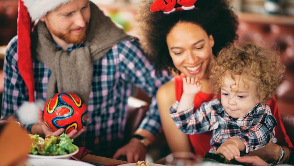 Photo représentant un repas de fête avec bébé